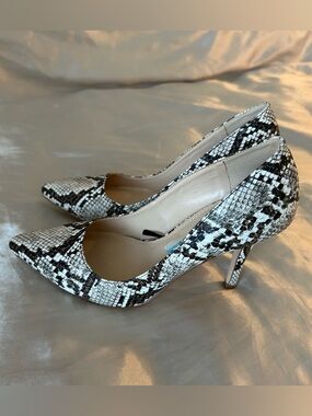 Nine West Black & White Snake-Print Pointed Toe Pumps